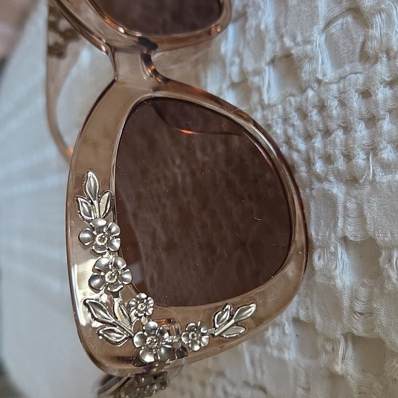 Anthropologie Floral Trimmed Cat Eye Polarized Sunglasses in Neutral - Picture 3 of 10